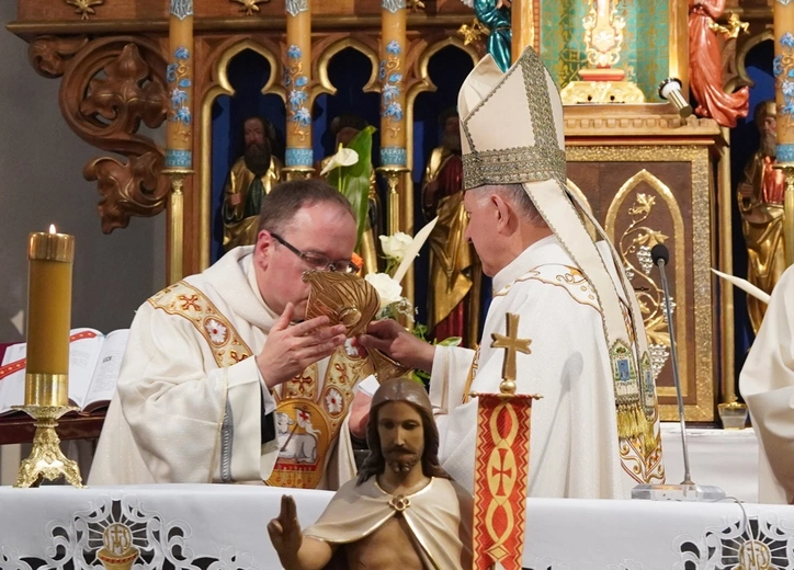 Abp Mieczysław Mokrzycki intronizował relikwie św. Jana Pawła II we Wrocławiu-Ołtaszynie