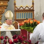 Abp Mieczysław Mokrzycki intronizował relikwie św. Jana Pawła II we Wrocławiu-Ołtaszynie