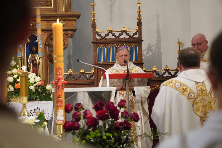 Abp Mieczysław Mokrzycki intronizował relikwie św. Jana Pawła II we Wrocławiu-Ołtaszynie