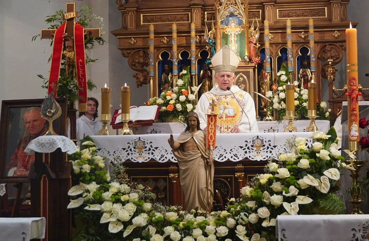 Abp Mieczysław Mokrzycki intronizował relikwie św. Jana Pawła II we Wrocławiu-Ołtaszynie