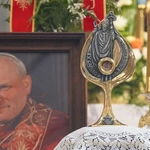 Abp Mieczysław Mokrzycki intronizował relikwie św. Jana Pawła II we Wrocławiu-Ołtaszynie