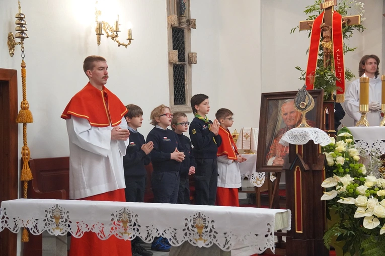 Abp Mieczysław Mokrzycki intronizował relikwie św. Jana Pawła II we Wrocławiu-Ołtaszynie