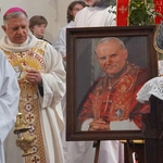Abp Mieczysław Mokrzycki intronizował relikwie św. Jana Pawła II we Wrocławiu-Ołtaszynie