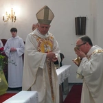 Abp Mieczysław Mokrzycki intronizował relikwie św. Jana Pawła II we Wrocławiu-Ołtaszynie