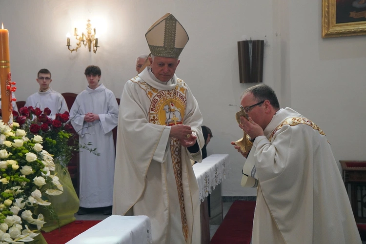 Abp Mieczysław Mokrzycki intronizował relikwie św. Jana Pawła II we Wrocławiu-Ołtaszynie