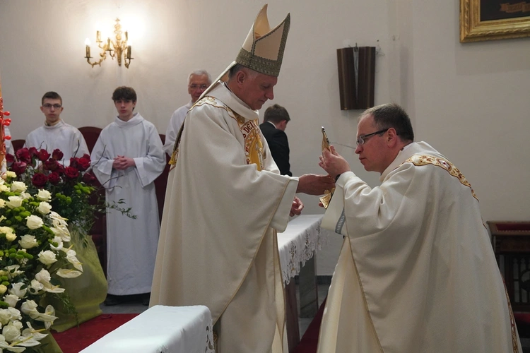 Abp Mieczysław Mokrzycki intronizował relikwie św. Jana Pawła II we Wrocławiu-Ołtaszynie