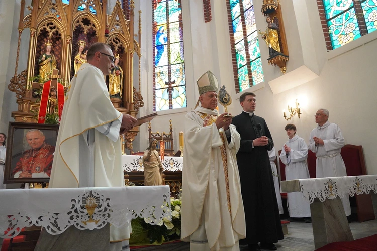 Abp Mieczysław Mokrzycki intronizował relikwie św. Jana Pawła II we Wrocławiu-Ołtaszynie