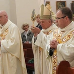 Abp Mieczysław Mokrzycki intronizował relikwie św. Jana Pawła II we Wrocławiu-Ołtaszynie