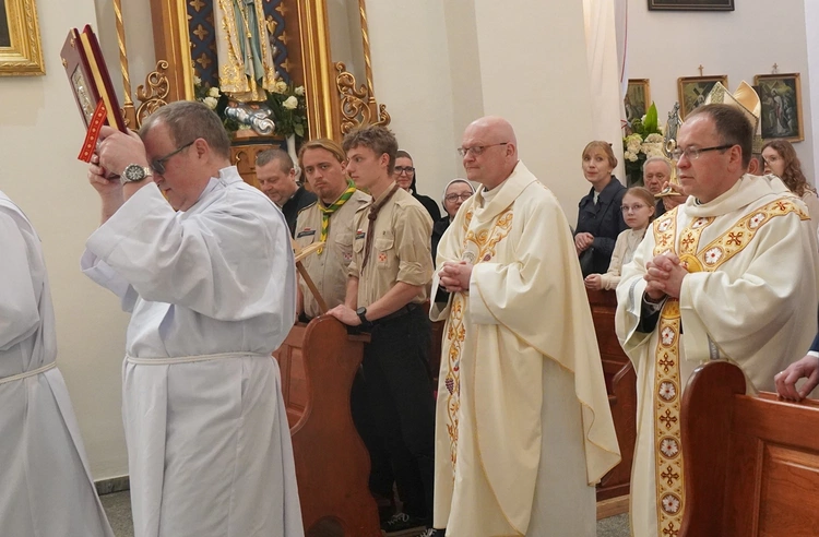 Abp Mieczysław Mokrzycki intronizował relikwie św. Jana Pawła II we Wrocławiu-Ołtaszynie