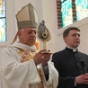 Abp Mieczysław Mokrzycki intronizował relikwie św. Jana Pawła II we Wrocławiu-Ołtaszynie