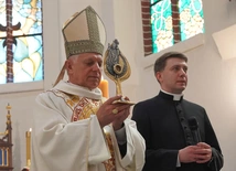 Abp Mieczysław Mokrzycki intronizował relikwie św. Jana Pawła II we Wrocławiu-Ołtaszynie