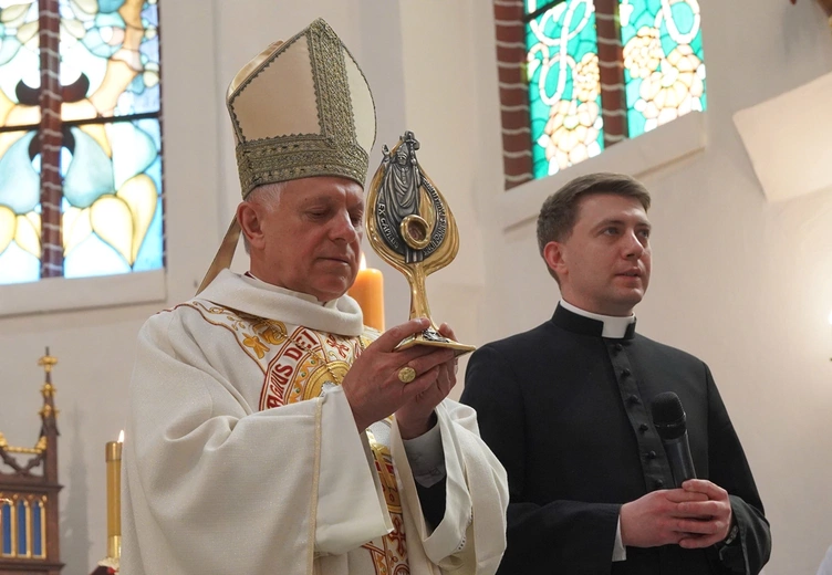 Abp Mieczysław Mokrzycki intronizował relikwie św. Jana Pawła II we Wrocławiu-Ołtaszynie