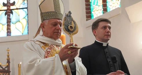 Abp Mieczysław Mokrzycki intronizował relikwie św. Jana Pawła II we Wrocławiu-Ołtaszynie