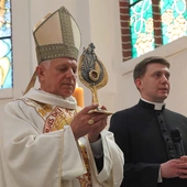 Abp Mieczysław Mokrzycki intronizował relikwie św. Jana Pawła II we Wrocławiu-Ołtaszynie