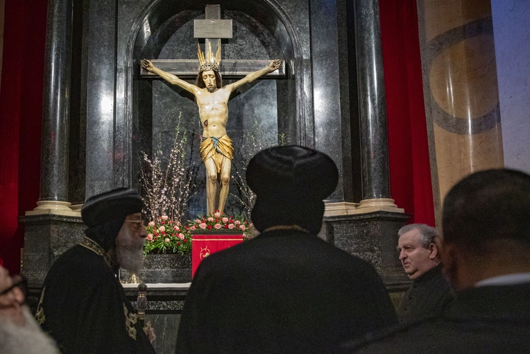 Tawadros II modlił się w archikatedrze warszawskiej o pokój 