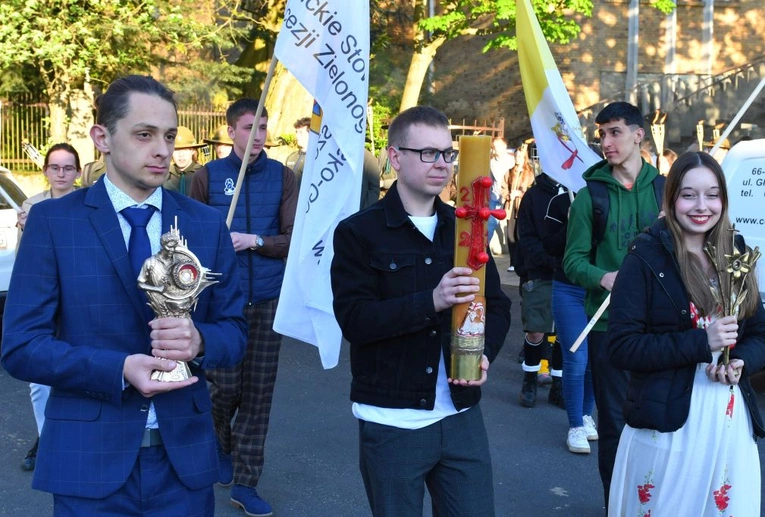 Droga Światła na ulicach Zielonej Góry z bł. Karoliną Kózkówną i bł. Karolem Acutisem