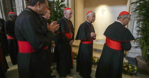 Kardynałowie modlący się przed grobem Franciszka