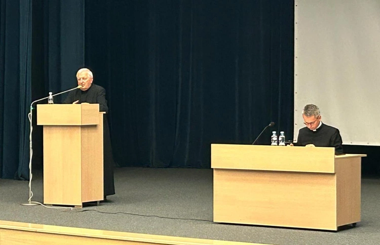 Tarnów. Rozpoczęcie kursu dla nadzwyczajnych szafarzy Komunii św.