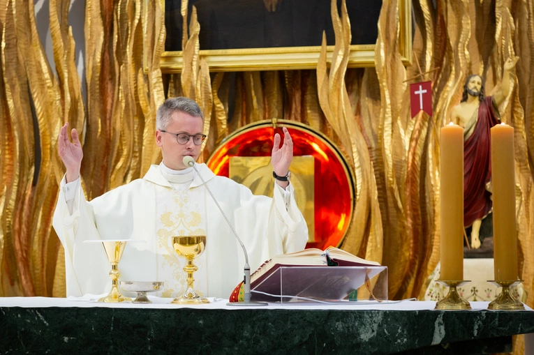 Tarnów. Rozpoczęcie kursu dla nadzwyczajnych szafarzy Komunii św.
