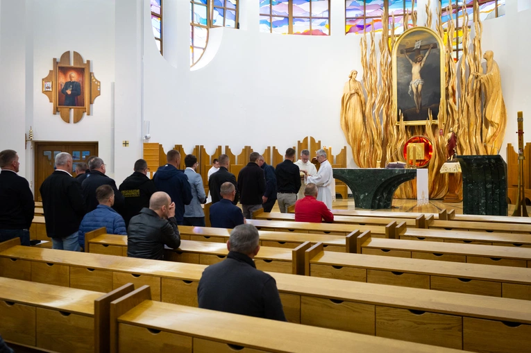 Tarnów. Rozpoczęcie kursu dla nadzwyczajnych szafarzy Komunii św.