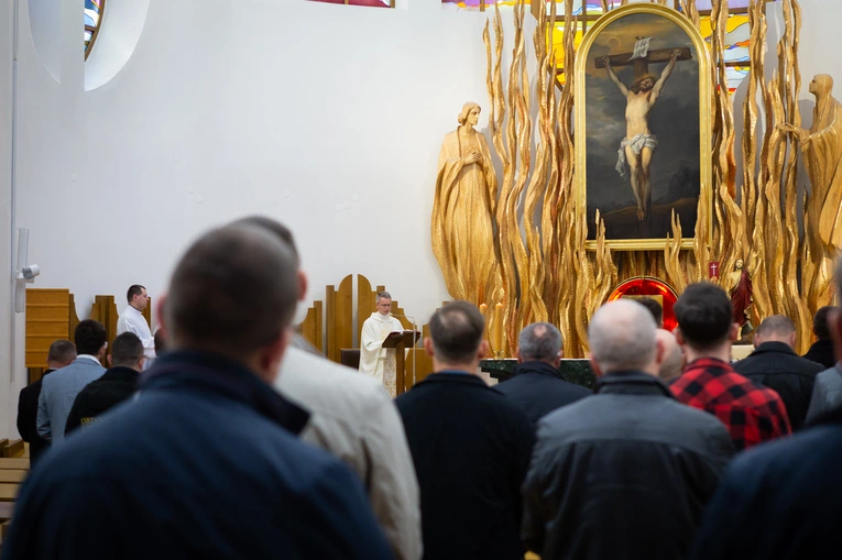 Tarnów. Rozpoczęcie kursu dla nadzwyczajnych szafarzy Komunii św.