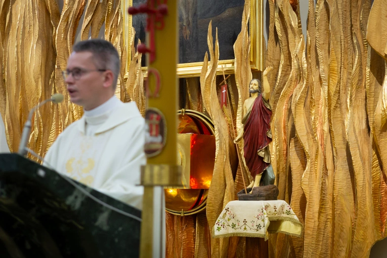 Tarnów. Rozpoczęcie kursu dla nadzwyczajnych szafarzy Komunii św.