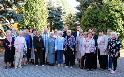 Wolontariusze z ks. Markiem Dziewieckim i ks. Karolem Piłatem.