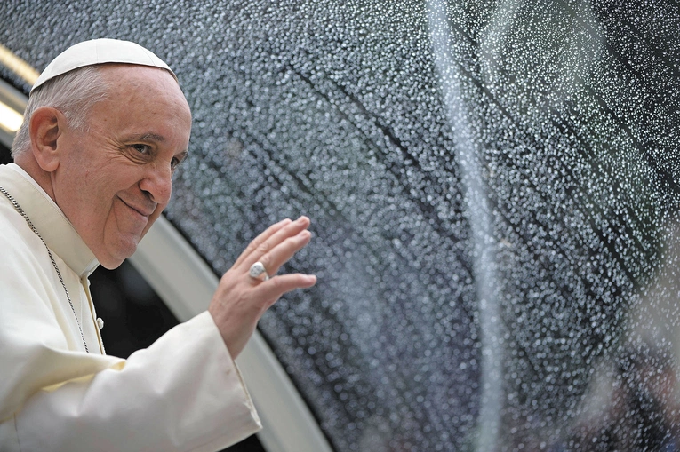 Brat Franciszek. Papież, który nie lękał się gestów symbolicznych, wręcz rewolucyjnych