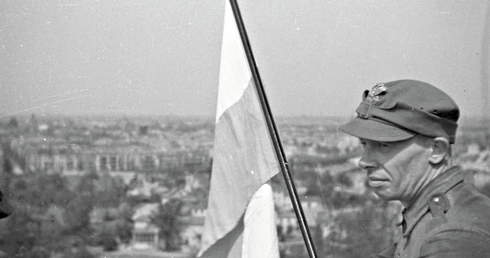 Nad zdobytym Berlinem załopotała biało-czerwona. Dlaczego Dzień Flagi RP świętujemy 2 maja?