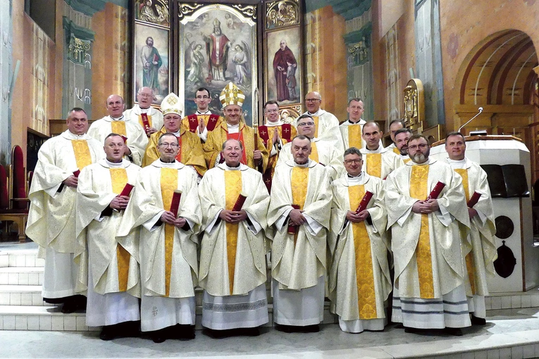 Świętujący duszpasterze z biskupami i diakonami w katedrze  św. Mikołaja.