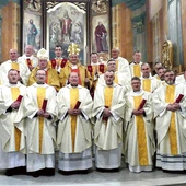 Świętujący duszpasterze z biskupami i diakonami w katedrze  św. Mikołaja.