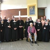Wspólnota w klasztornym refektarzu  ze swoimi  gośćmi.