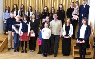 Laureaci  ze swoimi bliskimi na żywieckim finale.