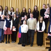 Laureaci  ze swoimi bliskimi na żywieckim finale.