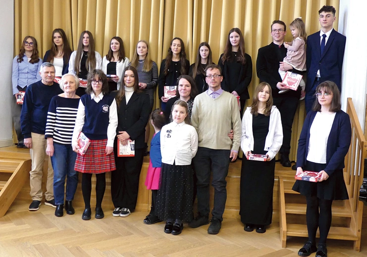 Laureaci  ze swoimi bliskimi na żywieckim finale.