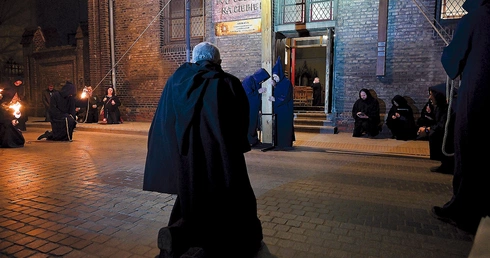 Rozważania przed świątynią na Dolnym Mieście.