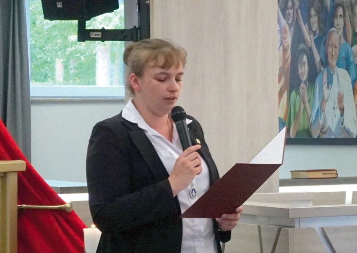 Karina Brylok, moderatorka Dzieci Maryi  w diecezji gliwickiej, mieszka  w Tarnowskich Górach.  W grudniu  2022 roku złożyła ślub czystości  ze zobowiązaniem do wytrwania  w nim przez całe życie jako dziewica konsekrowana.