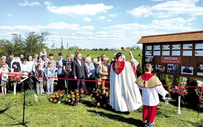 Wystawę poświęcił ks. proboszcz Rafał Wyleżoł. 