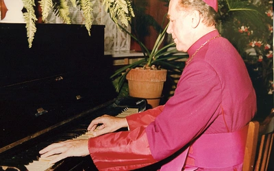 Wolny czas lubił spędzać, grając na instrumentach.