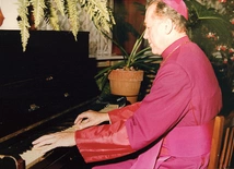 Wolny czas lubił spędzać, grając na instrumentach.