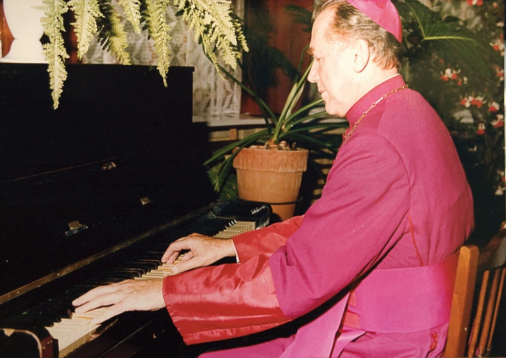 Wolny czas lubił spędzać, grając na instrumentach.