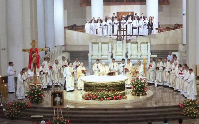 Na czwartkową Eucharystię przybyli księża i wierni ze wszystkich stron archidiecezji.