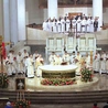 Na czwartkową Eucharystię przybyli księża i wierni ze wszystkich stron archidiecezji.