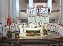 Na czwartkową Eucharystię przybyli księża i wierni ze wszystkich stron archidiecezji.
