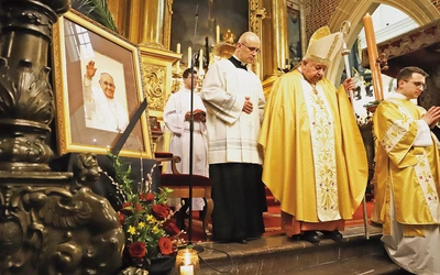 Mszy św. w katedrze wawelskiej w dniu śmierci Ojca Świętego przewodniczył kard. Stanisław Dziwisz.