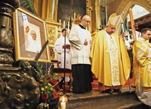 Mszy św. w katedrze wawelskiej w dniu śmierci Ojca Świętego przewodniczył kard. Stanisław Dziwisz.