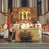 Biskupi i kapłani diecezji stanęli przy ołtarzu,  by sprawować Mszę św. w papieskiej intencji.