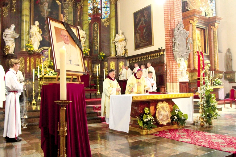 Diecezjanie modlili się  o miłosierdzie dla zmarłego  Ojca Świętego.