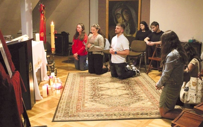 Dziękczynienie studentów po Eucharystii w kaplicy „Xaver”.