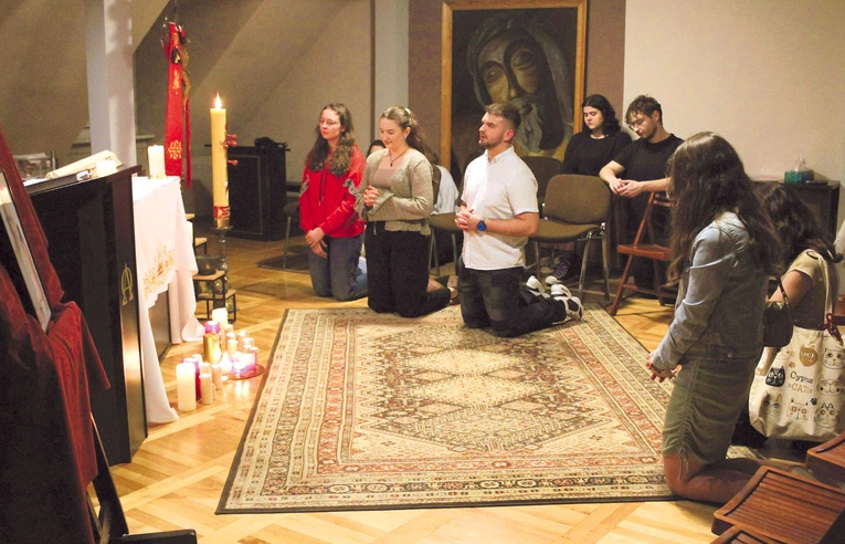 Dziękczynienie studentów po Eucharystii w kaplicy „Xaver”.